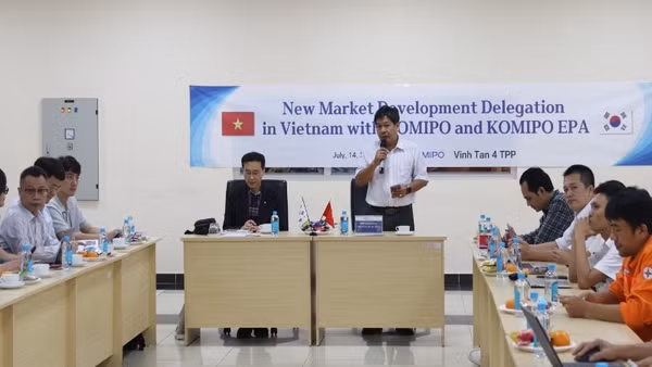 Ông Trần Ngọc Hưởng, Phó Giám đốc Nhà máy Nhiệt điện Vĩnh Tân 4 phát biểu tại buổi làm việc.
