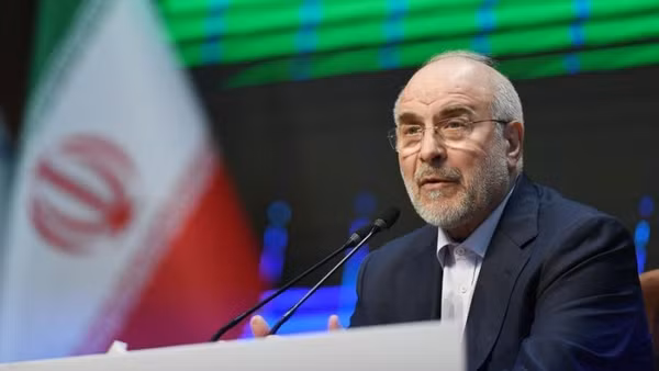 Chủ tịch Quốc hội Iran Mohammad Bagher Ghalibaf phát biểu tại một cuộc họp báo ở Tehran, Iran, tháng 12/2025. (Ảnh: Xinhua/Shadati)