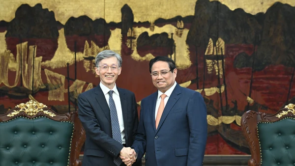 Thủ tướng Phạm Minh Chính đón Phó Tổng Giám đốc IMF Kenji Okamura.