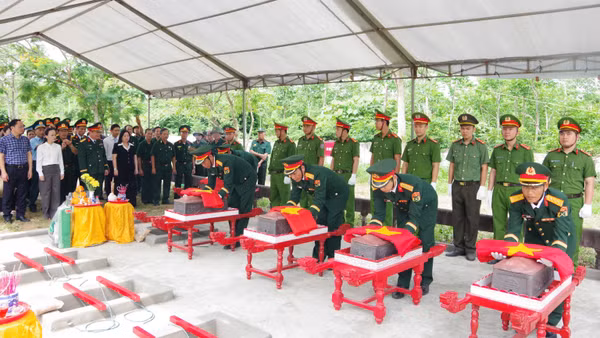 Hài cốt liệt sĩ được an táng tại Nghĩa trang liệt sĩ Đông Lễ, phường Nam Đông Hà, tỉnh Quảng Trị. (Ảnh: XUÂN DIỆN)