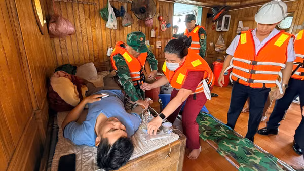 Lực lượng chức năng tiến hành sơ cứu cho thuyền trưởng tàu Quang Anh 69.