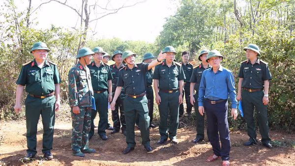 Đoàn công tác kiểm tra thực địa các vị trí tổ radar xuyên đất kiến nghị đào khảo sát. (Ảnh: Hoàng Cuối)
