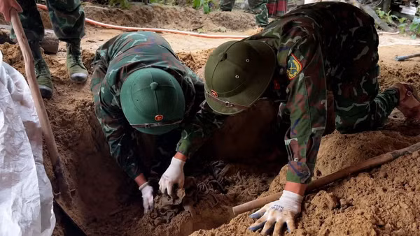 Quy tập hài cốt liệt sĩ tại xã Khe Sanh. (Ảnh: Đoàn Kinh tế-Quốc phòng 337)