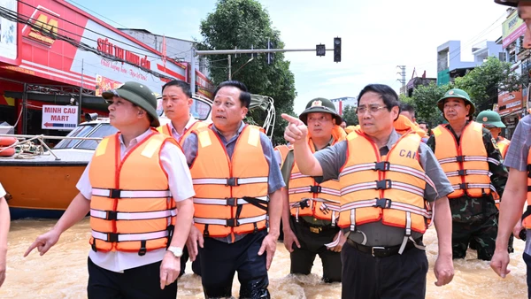 Thủ tướng Phạm Minh Chính thị sát tình hình phòng chống lũ lụt tại Thái Nguyên.