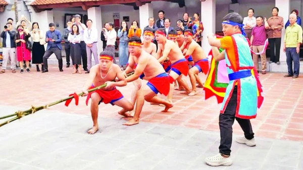 Người dân địa phương trình diễn nghi thức Kéo Mỏ, đã được UNESCO công nhận Di sản Văn hóa phi vật thể đại diện của nhân loại. (ẢNH HL)