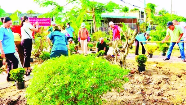 Người dân ấp Hải Lộc (xã Long Hải) chung tay xây dựng “Tiểu công viên cây xanh” trên địa bàn.