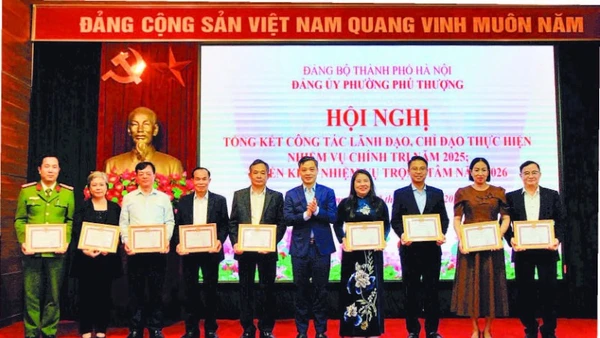 Đảng ủy phường Phú Thượng biểu dương những tập thể, cá nhân có thành tích xuất sắc trong năm 2025.