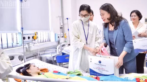 Phó Chủ tịch nước Võ Thị Ánh Xuân trao quà cho bệnh nhi tại Bệnh viện Nhi đồng 1. (Ảnh: KHANG ANH)