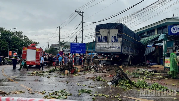 Hiện trường vụ tại nạn nghiêm trọng tại khu vực chợ Tân Long, xã Lao Bảo.