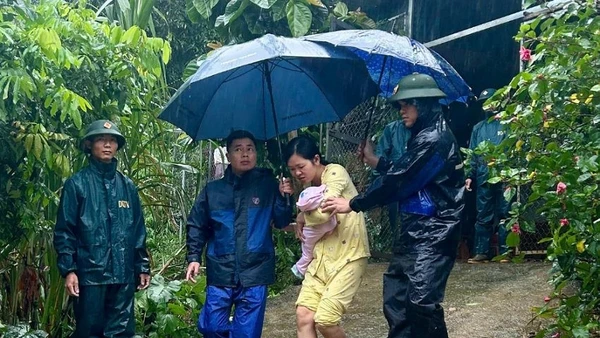 Các cấp chính quyền địa phương xã Cao Phong, tỉnh Phú Thọ nỗ lực giúp người dân đến nơi ở an toàn.