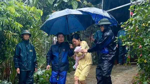 Các cấp chính quyền địa phương xã Cao Phong, tỉnh Phú Thọ nỗ lực giúp người dân đến nơi ở an toàn.