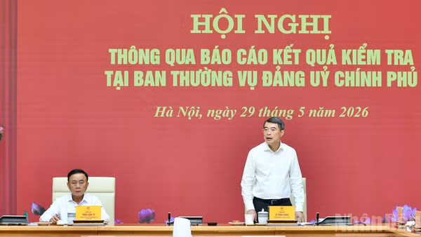 Đồng chí Lê Minh Hưng, Ủy viên Bộ Chính trị, Bí thư Đảng ủy Chính phủ, Thủ tướng Chính phủ phát biểu ý kiến tại hội nghị. (Ảnh: Thanh Giang)