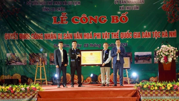 Trao chứng nhận công nhận xòe Hà Nhì là Di sản phi vật thể quốc gia.