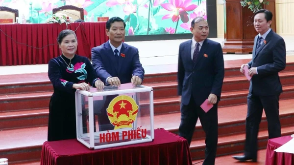 Các đại biểu bỏ phiếu bầu chức danh Chủ tịch Ủy ban nhân dân tỉnh Lai Châu.