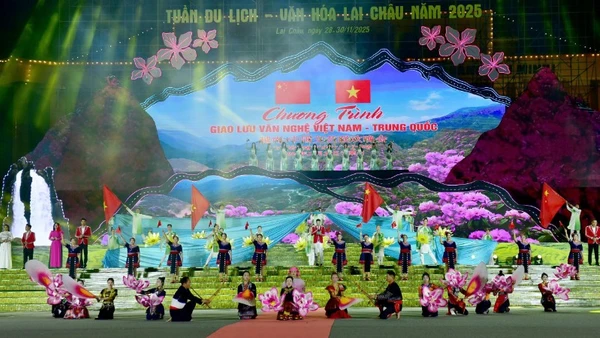 Chương trình giao lưu văn nghệ Việt Nam-Trung Quốc truyền tải thông điệp hòa bình, đoàn kết và hợp tác.