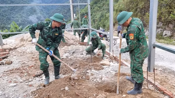 Đồn Biên phòng Pa Vệ Sủ là lực lượng xung kích giúp người dân xã Bum Nưa xóa nhà tạm.