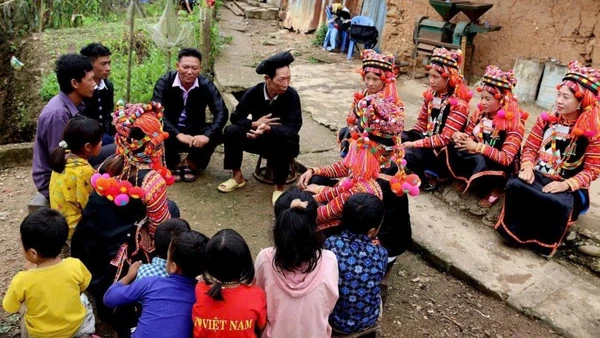 Người già trao truyền lại những giá trị văn hóa truyền thống cho thế hệ trẻ.