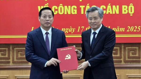 Đồng chí Nguyễn Quang Dương, Phó Trưởng ban Tổ chức Trung ương trao quyết định cho đồng chí Hà Quang Trung.