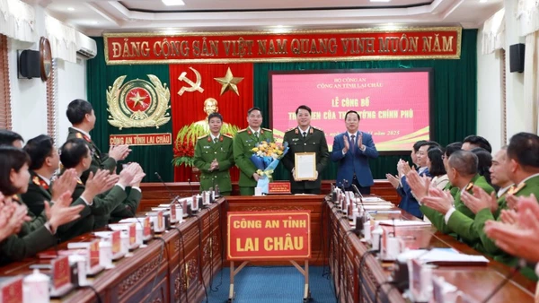 Lãnh đạo tỉnh Lai Châu trao thư khen của Thủ tướng Chính phủ cho Công an Lai Châu.