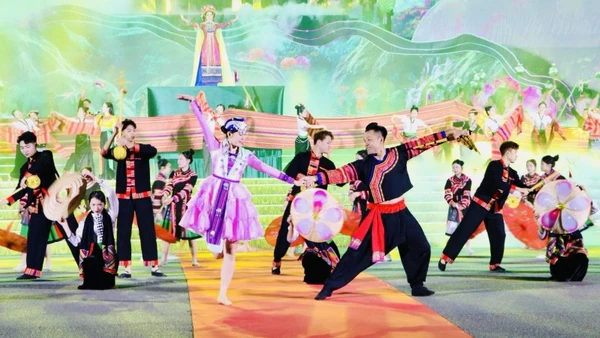 Chương trình nghệ thuật mang chủ đề “Lai Châu kỳ vĩ-rực rỡ sắc màu” tại buổi khai mạc.