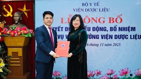 Bộ trưởng Y tế Đào Hồng Lan trao quyết định bổ nhiệm Tiến sĩ Trần Minh Ngọc