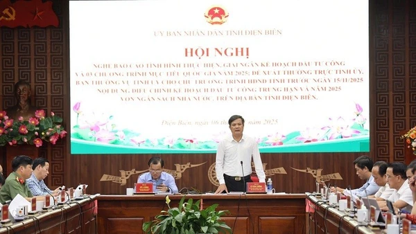 Đồng chí Lò Văn Cương, Phó Chủ tịch Ủy ban nhân dân tỉnh Điện Biên phát biểu tại cuộc họp.