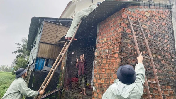 Chi đội Kiểm ngư số 3 giúp nhân dân phòng, chống bão.