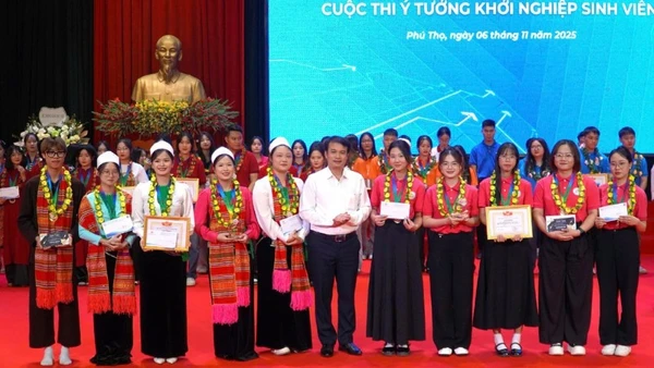 Ban Tổ chức trao giải cho các đội tham dự cuộc thi khởi nghiệp sáng tạo trong sinh viên.