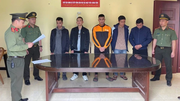 Cơ quan An ninh điều tra, Công an tỉnh Tuyên Quang đọc quyết định khởi tố, bắt tạm giam các đối tượng.