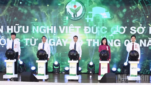 Thủ tướng Lê Minh Hưng và các đại biểu thực hiện nghi thức khai trương hoạt động của Bệnh viện Hữu nghị Việt Đức cơ sở Ninh Bình.
