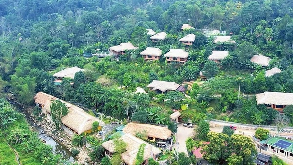 Khu nghỉ dưỡng An Châng nằm ẩn mình dưới chân dãy núi Tây Côn Lĩnh.