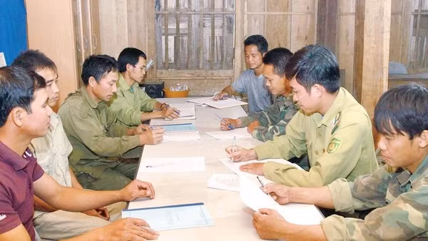 Cán bộ kiểm lâm Sơn La phối hợp tuyên truyền, vận động người dân các bản xã Mường Bang, tỉnh Sơn La không tái trồng cây thuốc phiện.