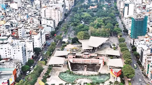 Sân khấu Sen Hồng trong Công viên 23 Tháng 9, xuống cấp sau 7 năm bỏ hoang. (Ảnh THẾ ANH)