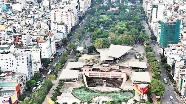 Sân khấu Sen Hồng trong Công viên 23 Tháng 9, xuống cấp sau 7 năm bỏ hoang. (Ảnh THẾ ANH)