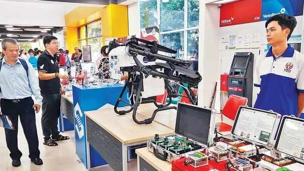 Khu Công nghệ cao Thành phố Hồ Chí Minh trưng bày các sản phẩm.