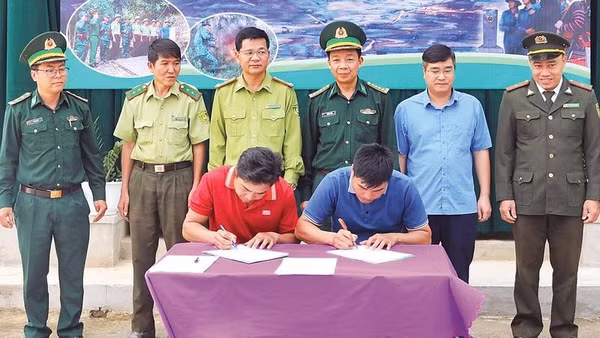 Đại diện nhân dân hai bản Pa Thơm (Điện Biên) và Na Luông (Lào) ký kết biên bản phối hợp phòng chống cháy rừng trong khu vực biên giới trước sự chứng kiến của chính quyền hai bên và Bộ đội Biên phòng tỉnh Điện Biên.