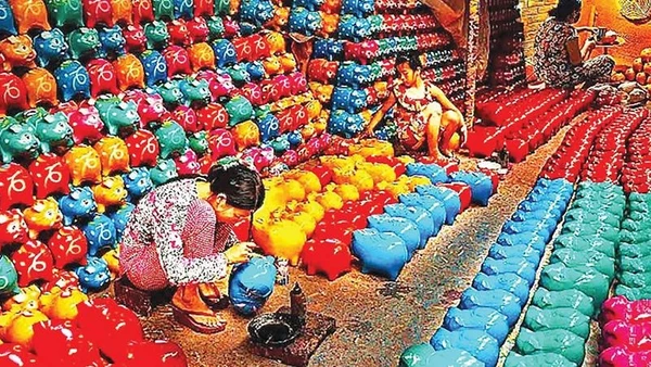 Sản phẩm heo đất của làng nghề Long Hoa (Tây Ninh).