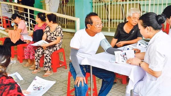 Người cao tuổi tại phường An Phú Đông đến khám sức khỏe trước khi tiêm vắc-xin phòng bệnh cúm.