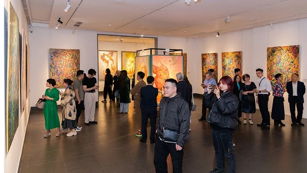 Khán giả tham quan triển lãm "Dòng chảy đột biến". (Ảnh: NVCC)