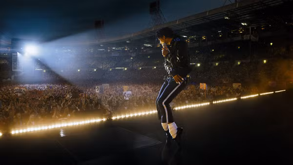 Michael Jackson trong một buổi biểu diễn. (Ảnh: michael.movie)