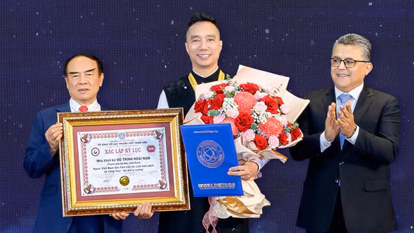 Nhà thiết kế Đỗ Trịnh Hoài Nam nhận chứng nhận Kỷ lục toàn cầu. (Ảnh: NVCC)