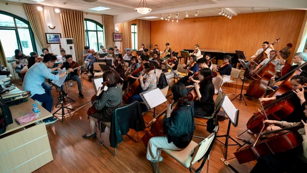 Các nghệ sĩ, giảng viên và sinh viên Khoa Đàn Dây đang tích cực chuẩn bị cho đêm diễn. (Ảnh: Ban tổ chức)