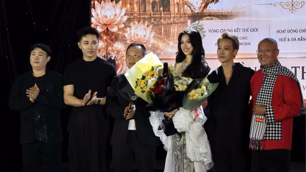 Trần Thị Thu Huyền nhận sash Miss Heritage Vietnam 2026.