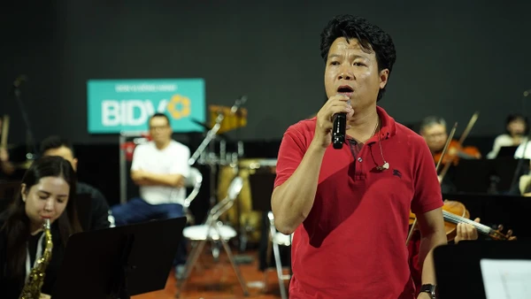 Nghệ sĩ Ưu tú Vũ Thắng Lợi luyện tập chuẩn bị cho live concert. (Ảnh: NVCC)