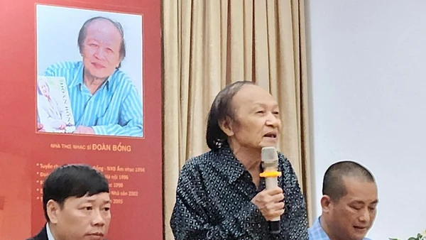 Nhà thơ, nhạc sĩ Đoàn Bổng tại Lễ ra mắt tập thơ "Bắt đầu từ đôi mắt".