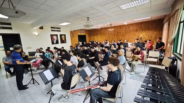  Các giảng viên, nghệ sĩ, học sinh, sinh viên tập luyện chuẩn bị cho đêm diễn. (Ảnh: Khoa Kèn, Gõ, Guitar)