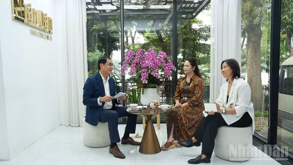 Nhà báo Hữu Việt và các diễn giả Phạm Thị Kim Oanh, Phan Cẩm Tú tại buổi tọa đàm. (Ảnh: HỒNG QUÂN)