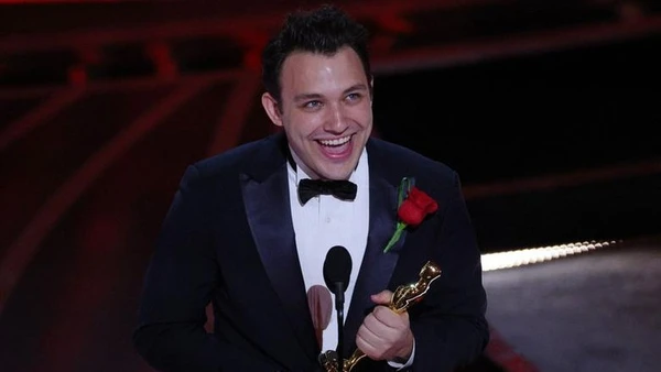 Nhà làm phim người Canada Ben Proudfoot nhận giải Oscar Phim tài liệu ngắn hay nhất năm 2022 cho The Queen of Basketball. 