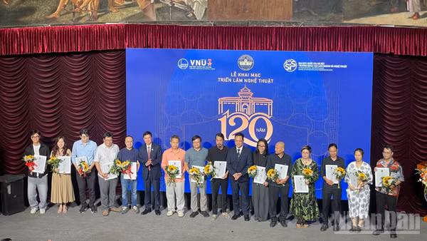 Tặng hoa tri ân các nhà nghiên cứu, nghệ sĩ, họa sĩ, nhà thiết kế đã đóng góp cho triển lãm.