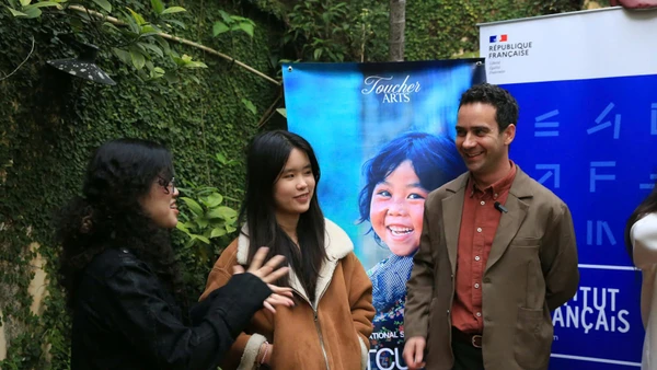 Ông Paul Abela - Tùy viên Nghe Nhìn, Đại sứ quán Pháp tại Việt Nam - chia sẻ với các bạn sinh viên về liên hoan phim. (Ảnh: Ban tổ chức)